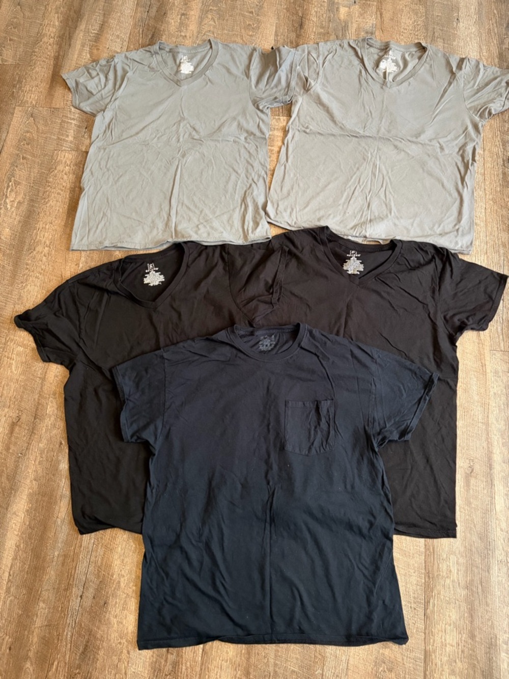 🌸 $10 SALE 🌸 George Men's Short-Sleeve Tee Pack in Light Gray and Black - Picture 2 of 8